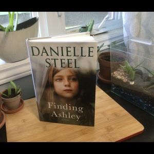 FINDING ASHLEY:
byDANIELLE STEEL